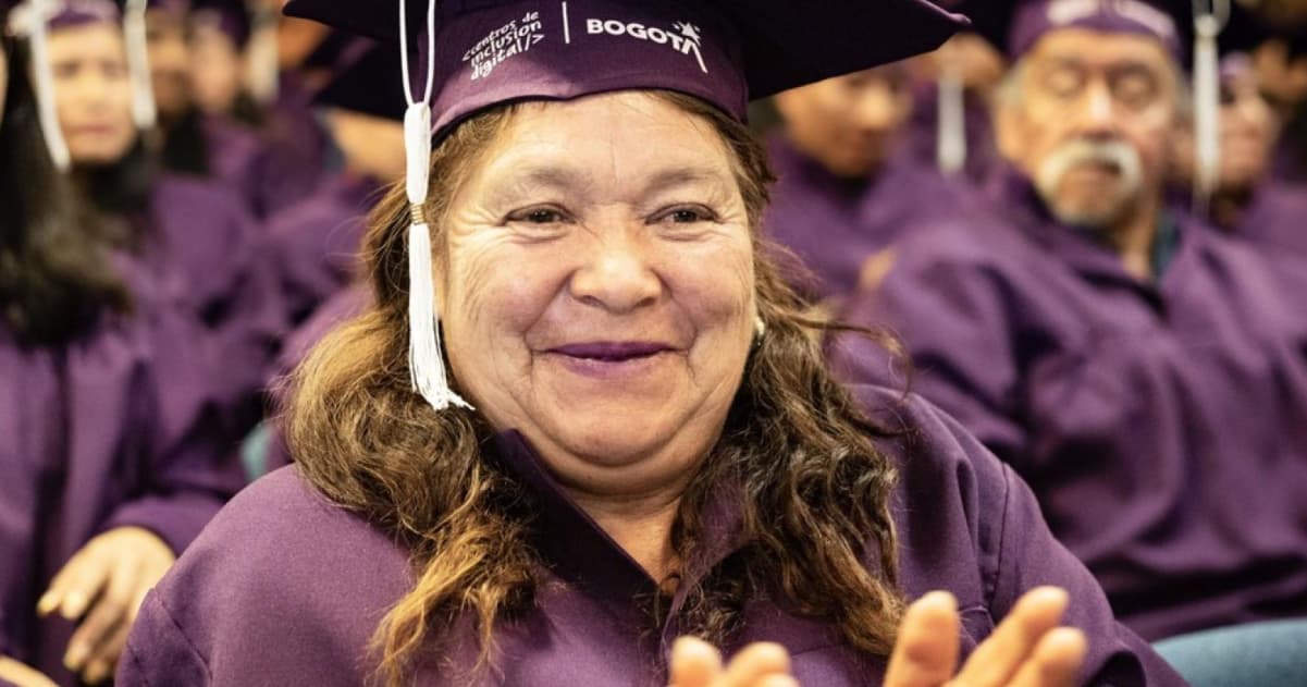 Mujer graduada de uno de los cursos