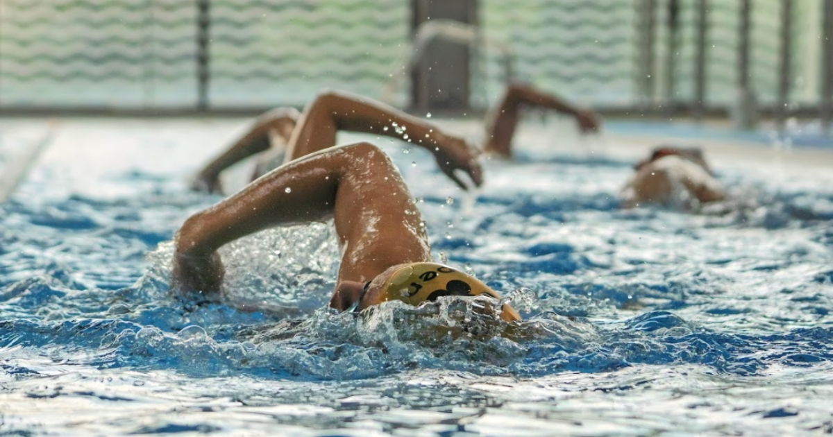 Imagen de personas en competencia de natación