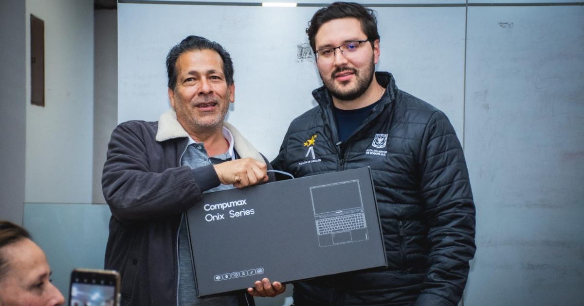 Imagen de la entrega de uno de los computadores a una persona