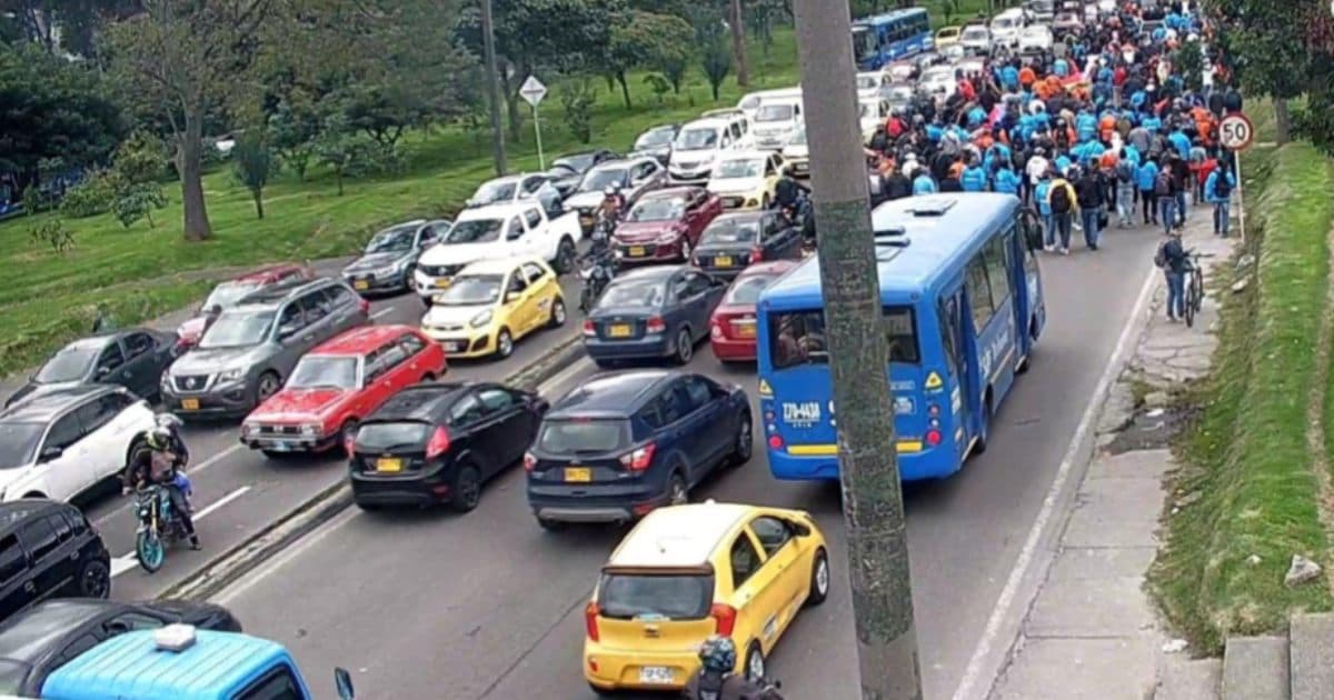 Foto de manifestantes en una vía de Bogotá 