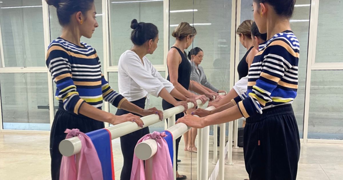 Imagen de varias mujeres practicando danza en salón del CEFE Chapinero.
