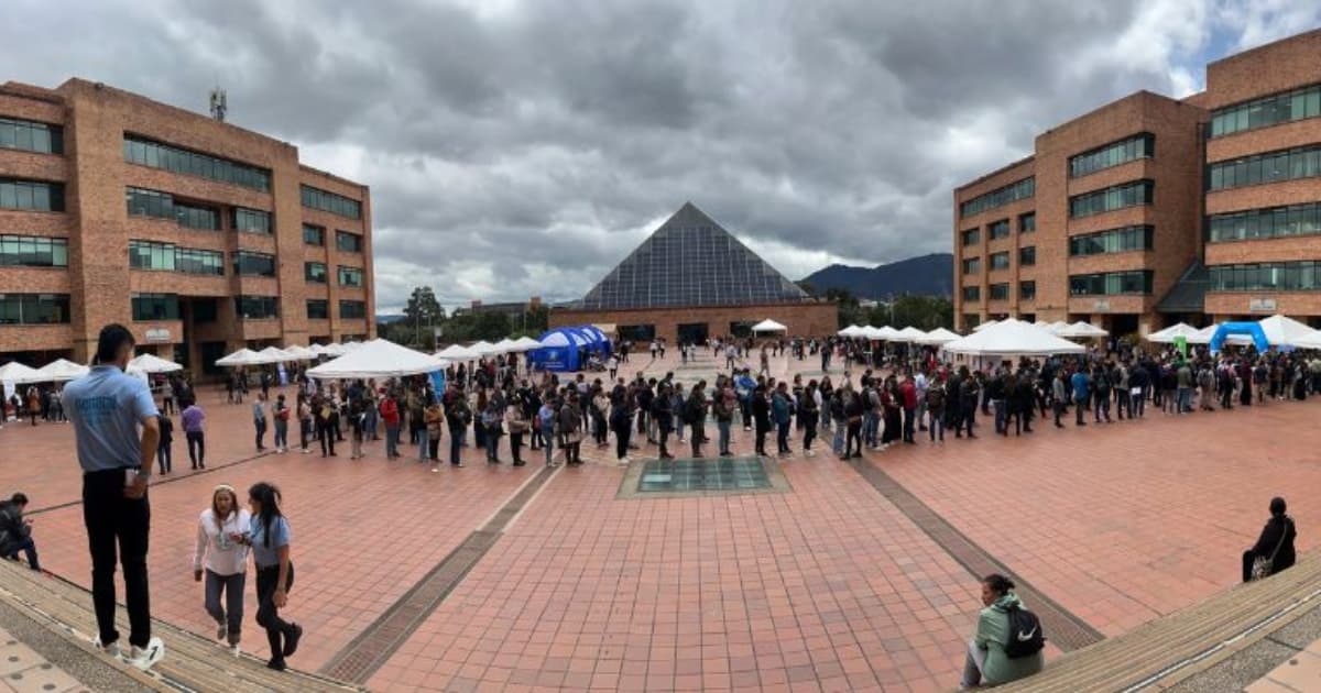 Persona haciendo fila en una feria de empleo 