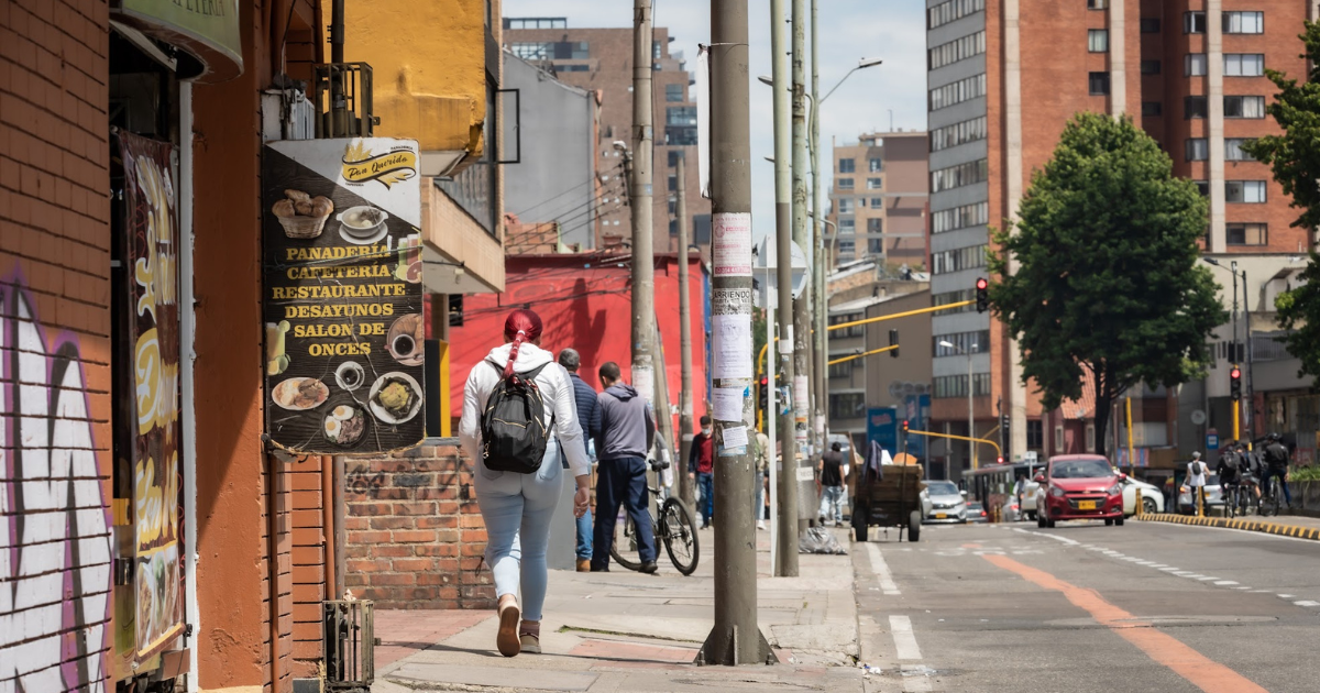 Foto de una persona caminando en una calle de Bogotá 