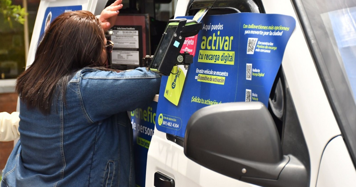 Imagen de una persona recargando la tarjeta TuLlave