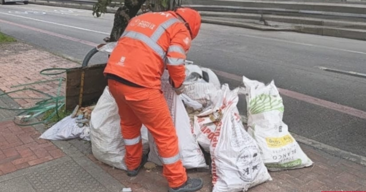 Foto que muestra un trabajador de Aguas de Bogotá