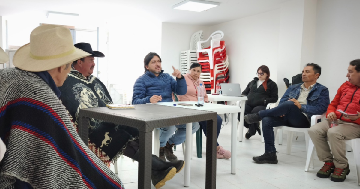 Imagen de la reunión de la comunidad con el alcalde local