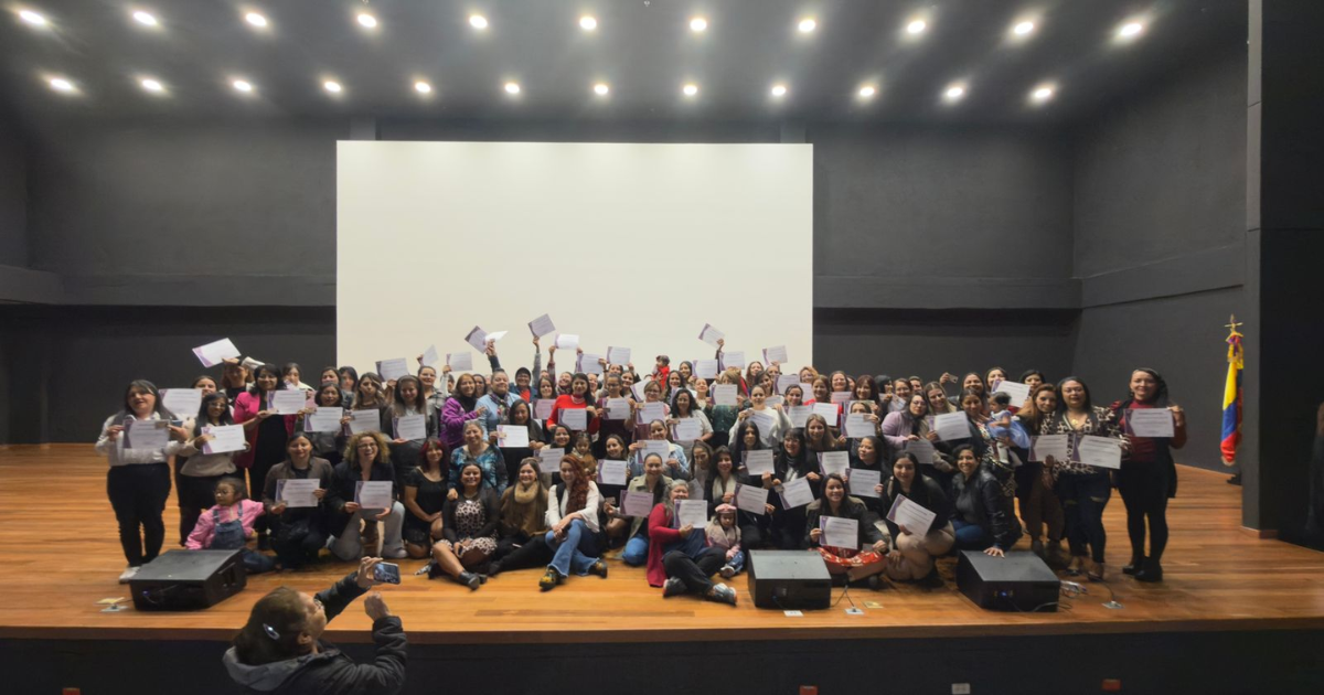 Foto de un grupo de mujeres recibiendo sus licencias