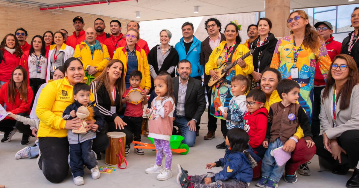 Imagen del alcalde Carlos Fernando Galán con niños y niñas que iniciaron clases en el Jardín Infantil