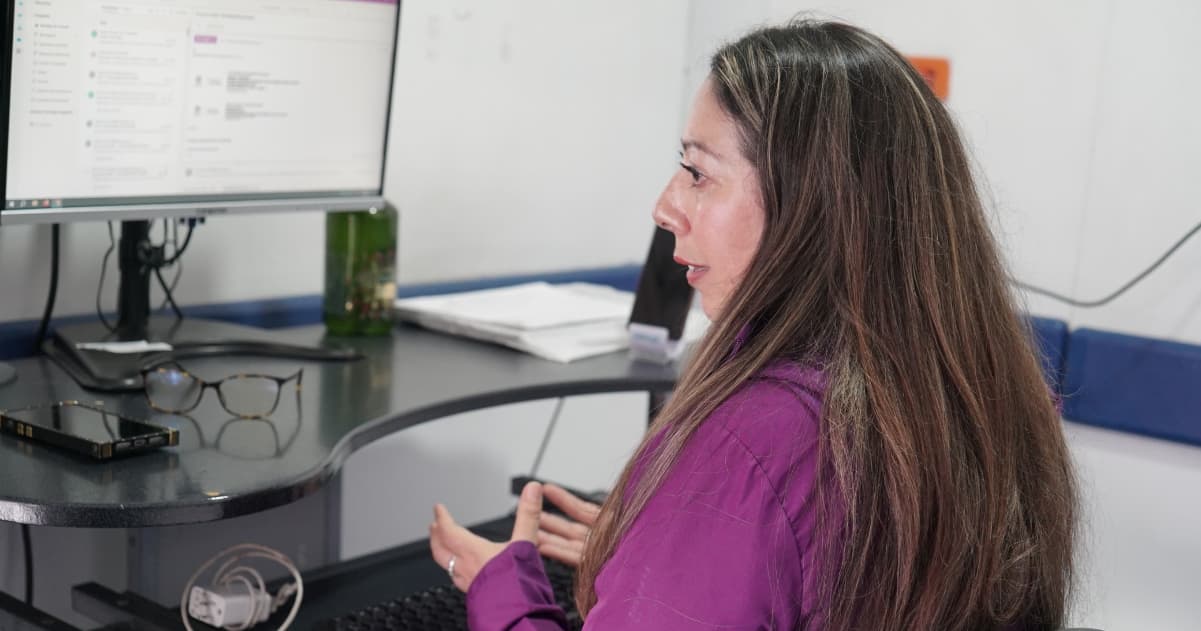 Abogada brindando atención jurídica.