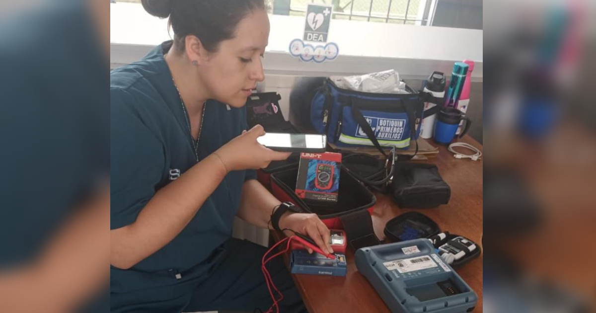 Imagen de funcionaria calibrando equipo