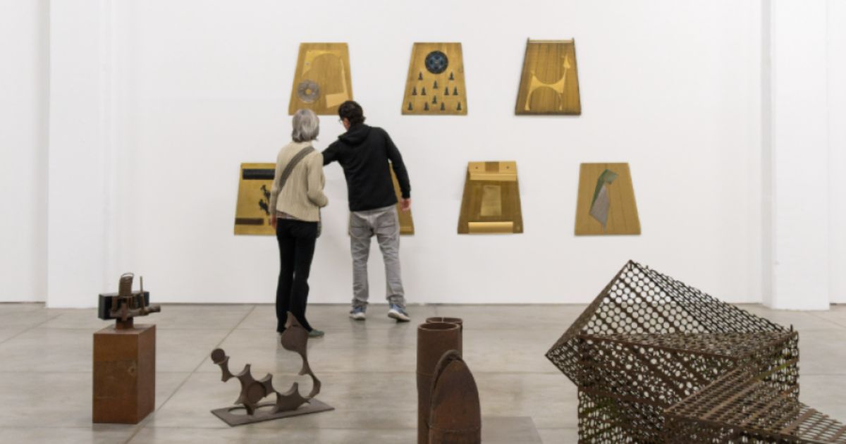 Imagen de un hombre joven y una mujer mayor disfrutando de una exposición en la Galería Santa Fe