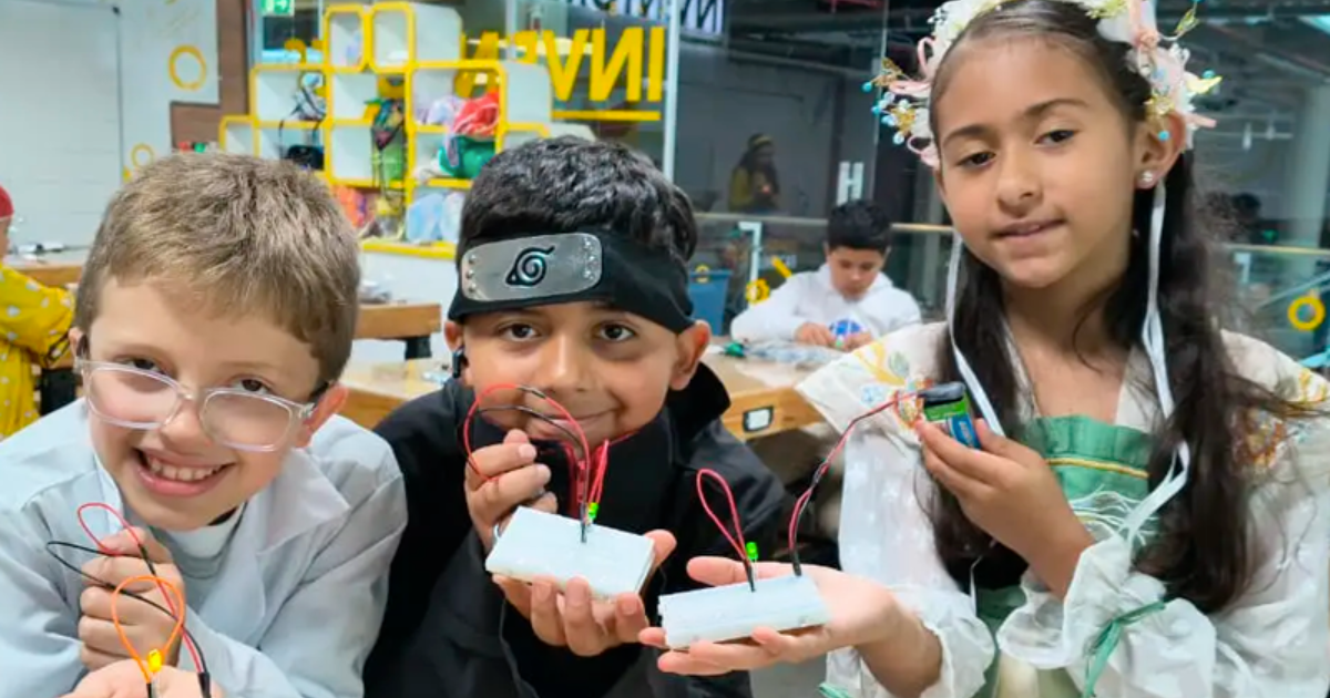 Imagen de varios niños tomando los talleres en Maloka.