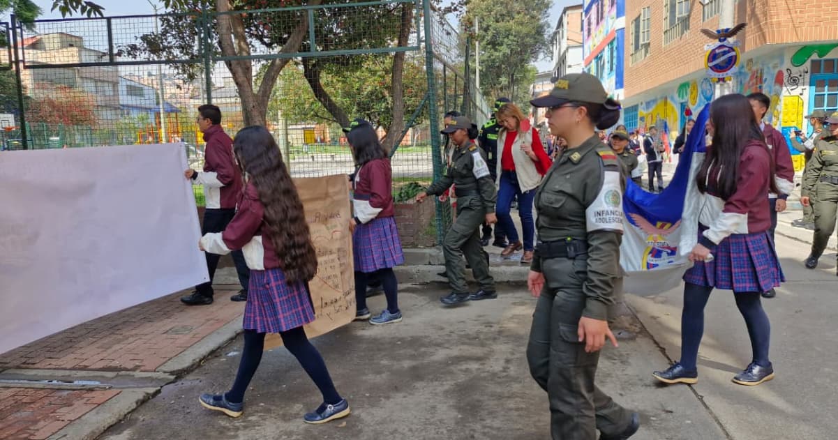 Niños y niñas durante conmemoración en colegio distrital