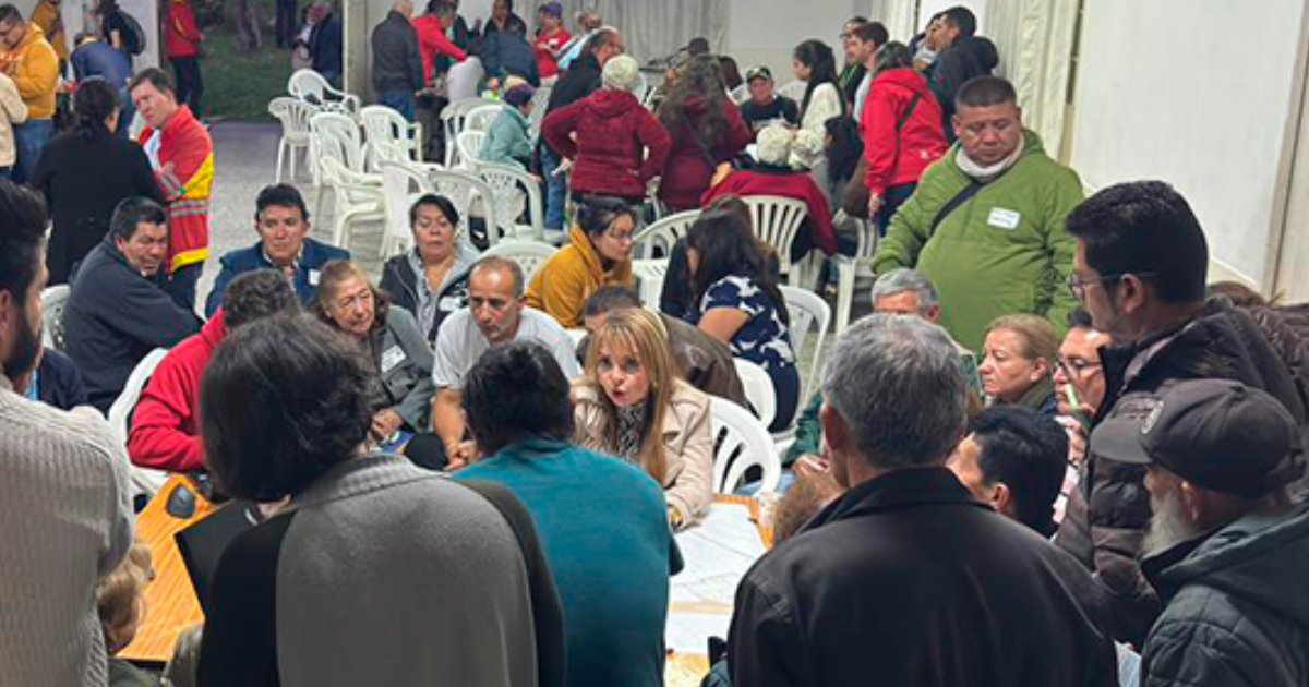 Imagen de varias personas dialogando en un taller