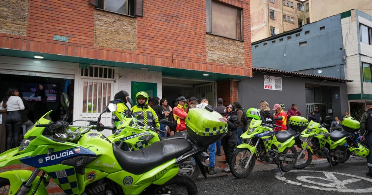 Uniformados de la Policía de Bogotá junto a funcionarios del Distrito, en operativo de seguridad. 
