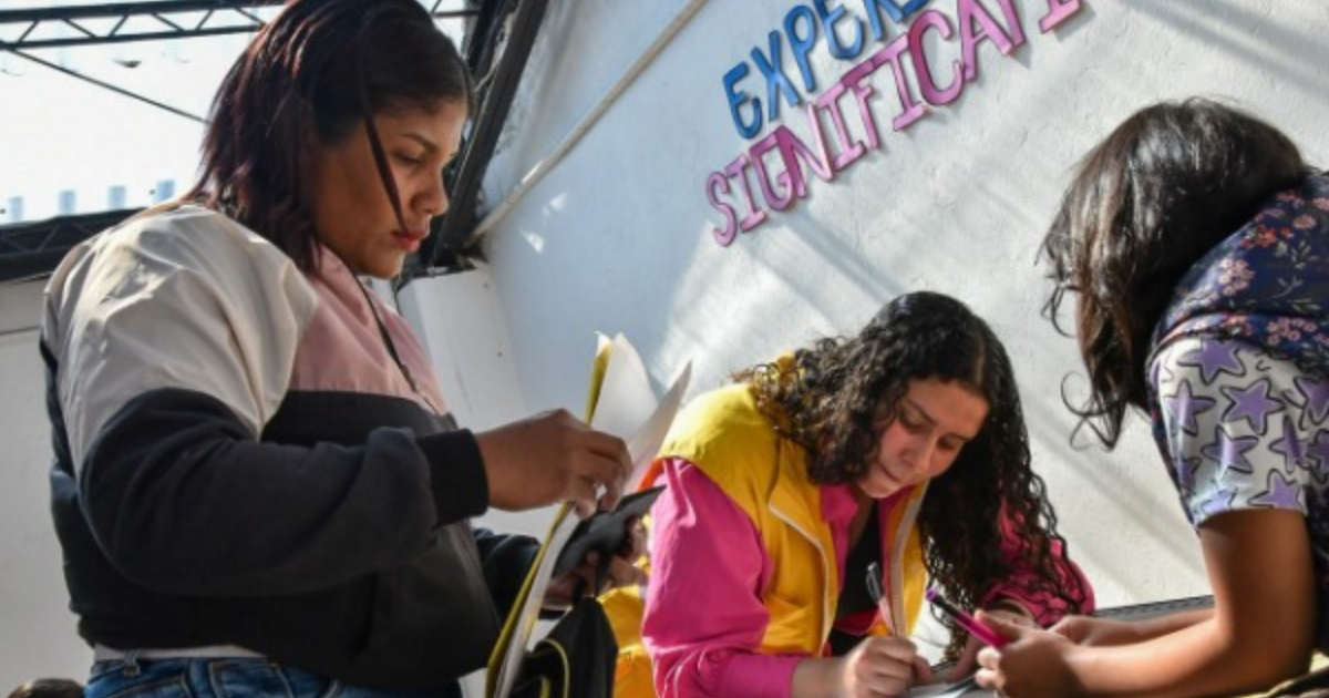 Imagen de dos mujeres en el CIAM