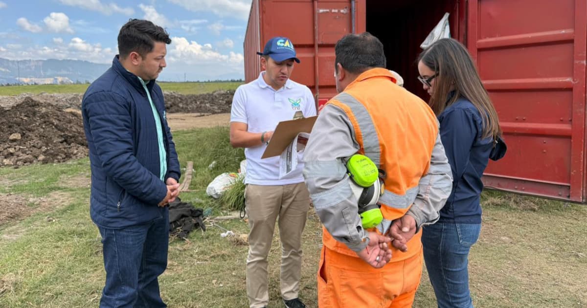 Personal de la CAR realizando medida preventiva en un predio