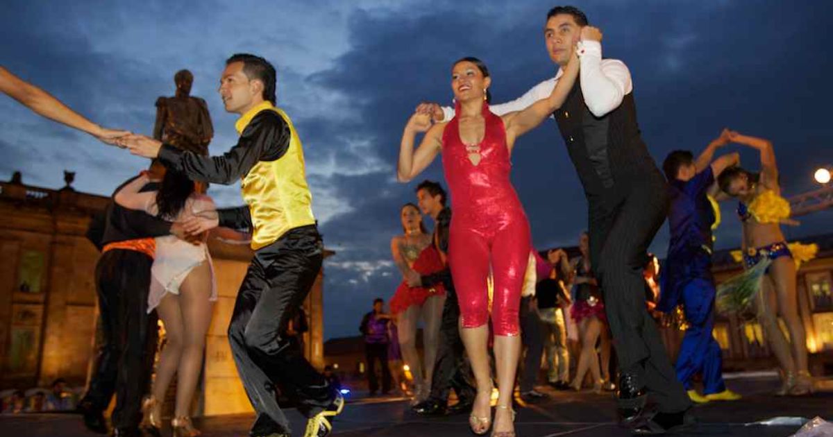 Imagen de varias parejas bailando salsa