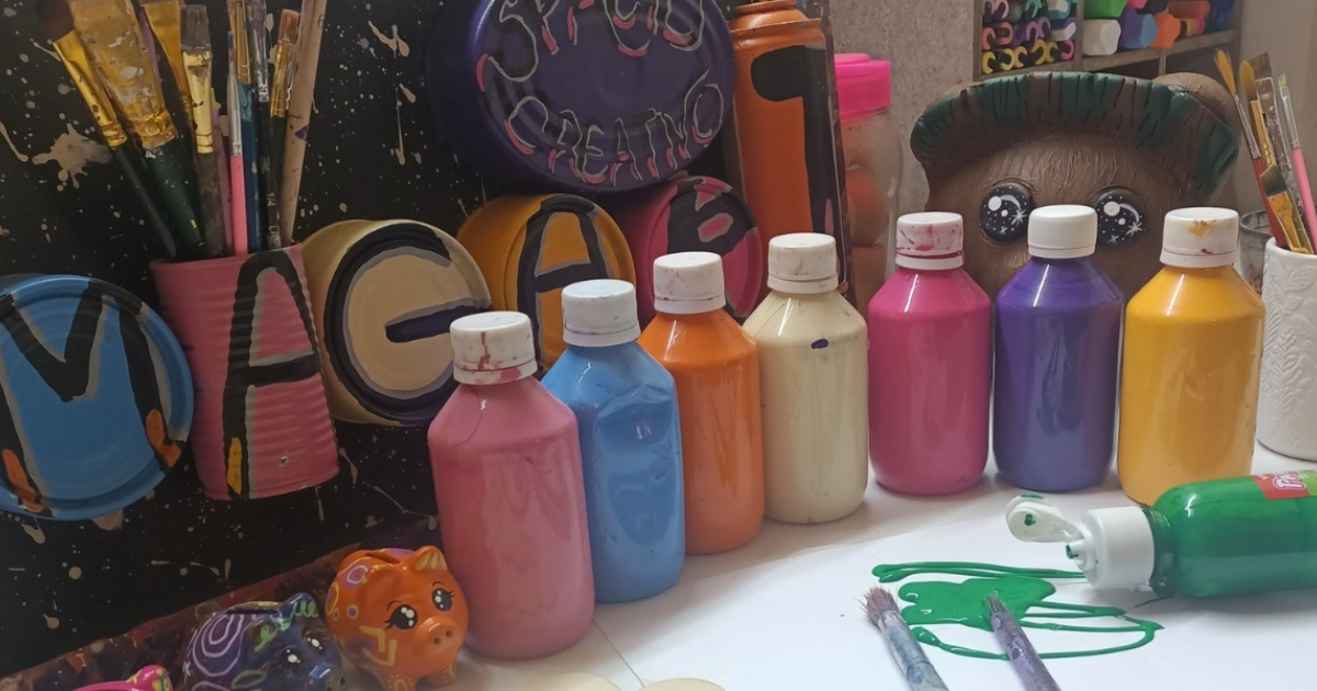 Imagen de varias temperas y materiales para pintar, así como varios marrunchos ya terminados