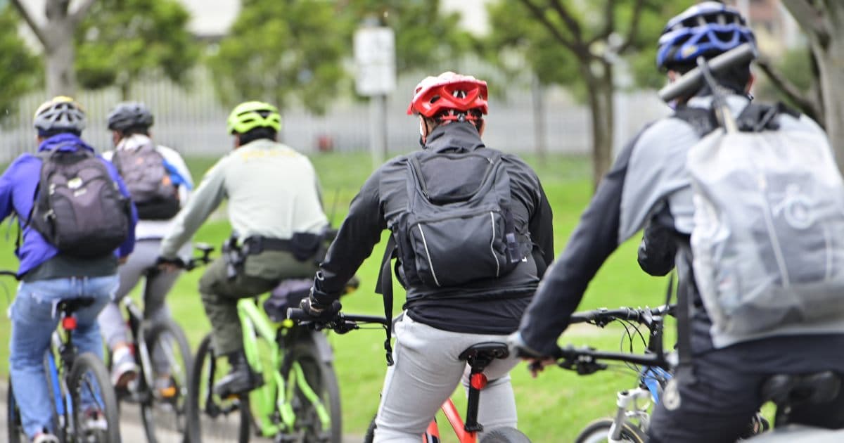 Foto de personas montando bicicleta
