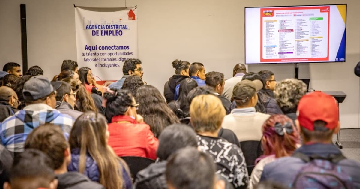 Foto de bogotanos y bogotanas accediendo a la sede de la Agencia Distrital de Empleo en Bogotá.