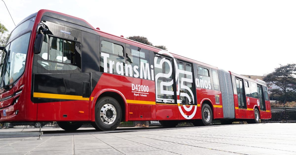 Foto de un bus de TransMilenio en una vía de Bogotá
