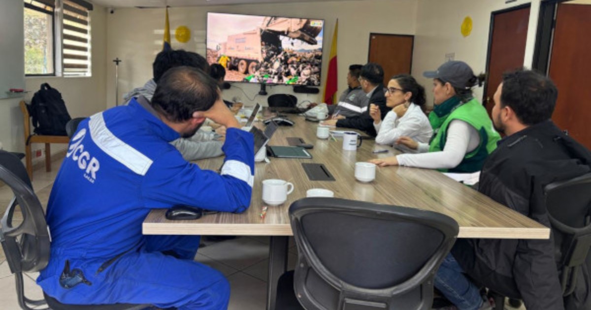 Foto que muestra un grupo de personas sentadas en un salón 