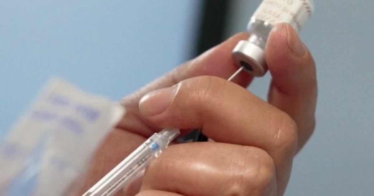 Foto que muestra una persona sosteniendo una jeringa 