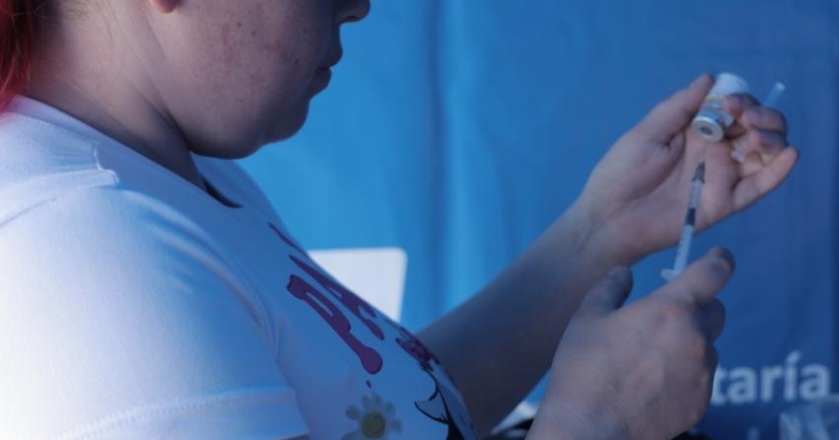 Foto que muestra una persona sosteniendo una jeringa 