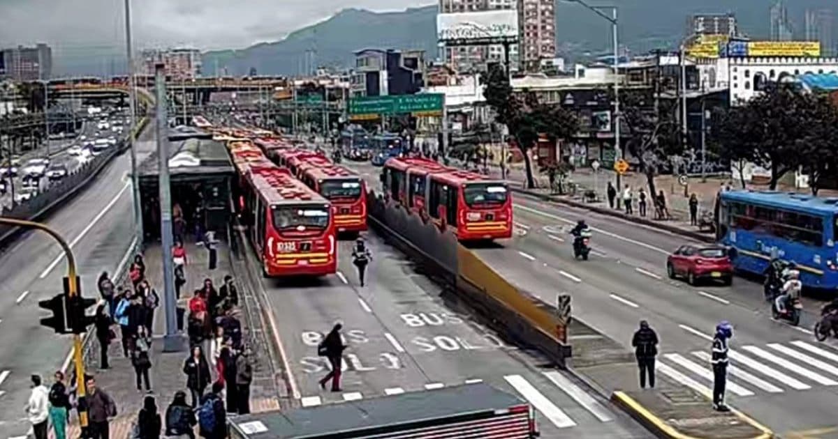 Foto de una vía de Bogotá donde resaltan varios vehículos
