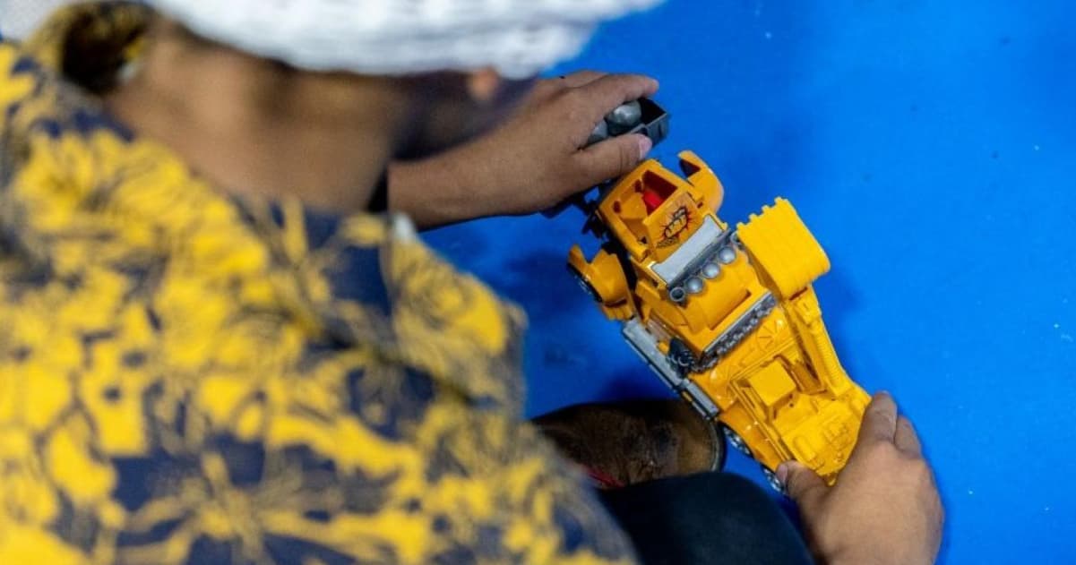 Madre jugando con juguete