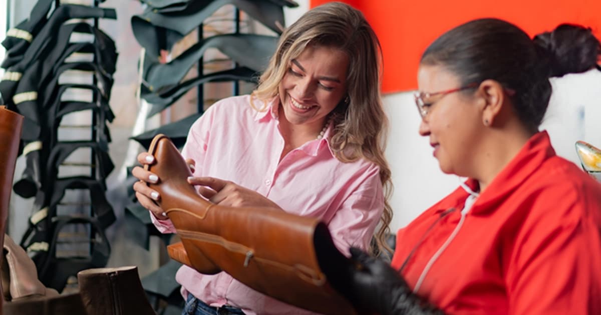Foto de dos mujeres en un establecimiento de calzado en Bogotá-