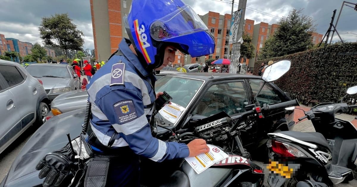 Foto del operativo contra mal parqueo en Tintalá Kennedy, al sur de Bogotá.