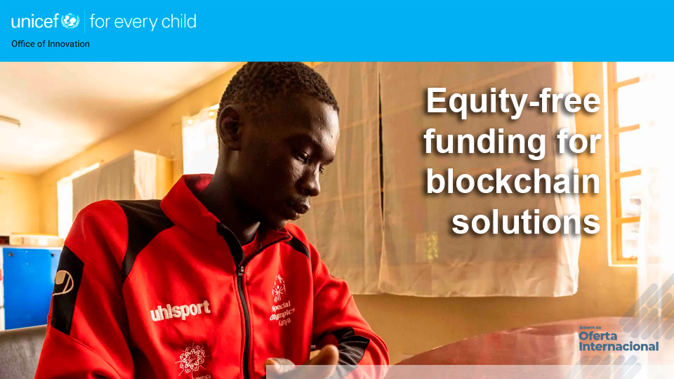 Joven utilizando solución blockchain con impacto social