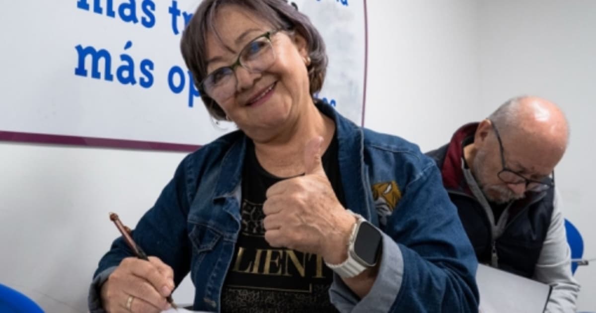 Foto de dos vendedores informales en procesos formación académica y técnica en Bogotá.