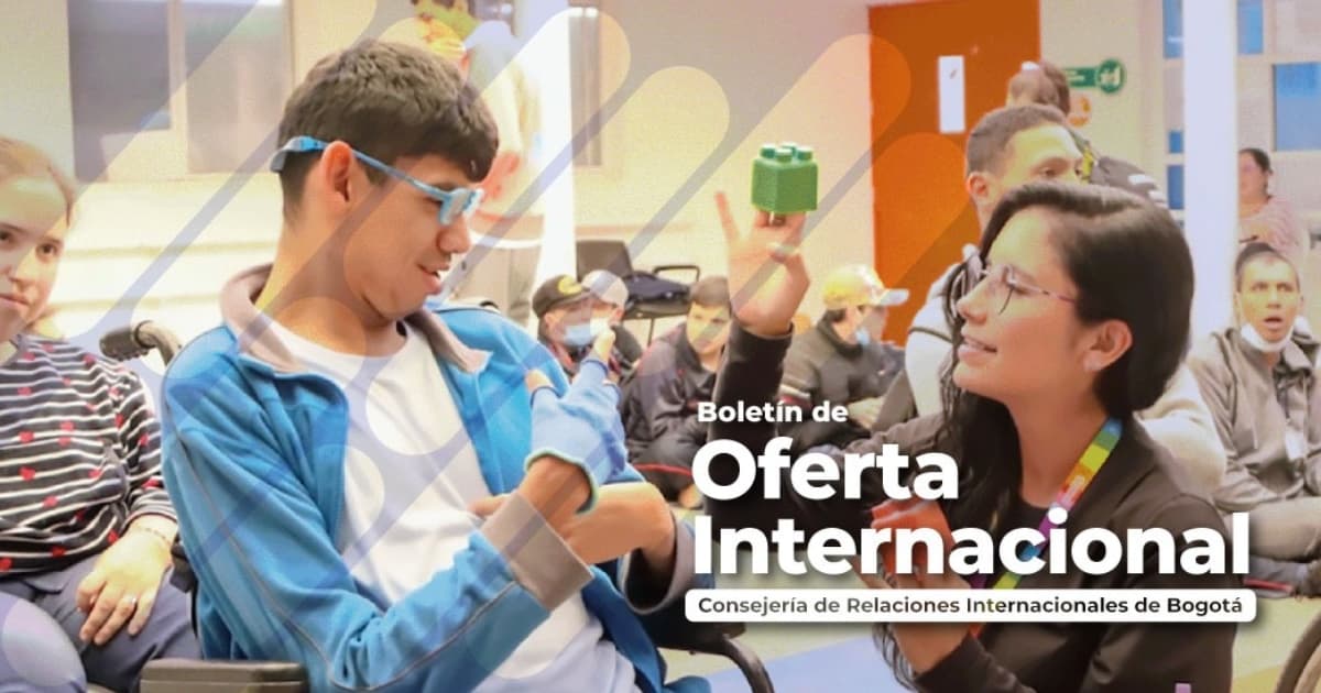 Foto de un joven y una joven bogotanos revisando documenos.