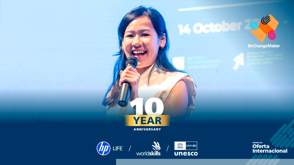 Jóvenes presentando proyectos de emprendimiento social