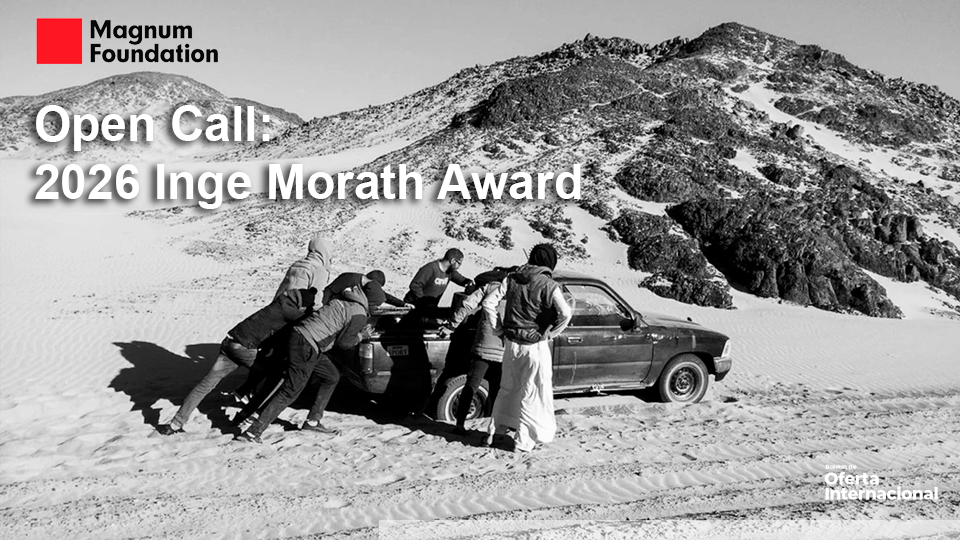 Fotógrafa documental desarrollando proyecto visual