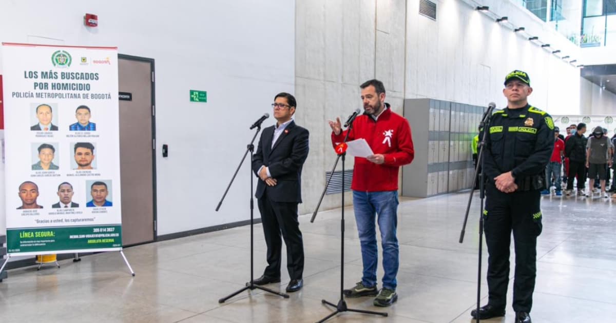 Foto del alcalde Carlos Fernando Galán durante la rueda de prensa en el comando de la Policía de Bogotá.