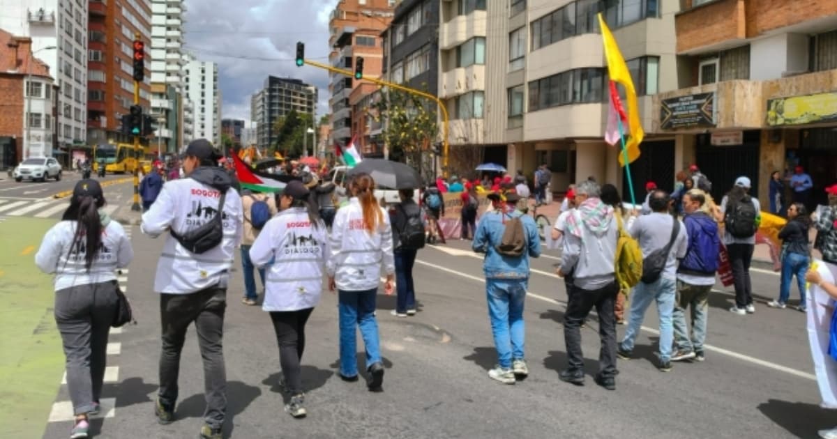 Foto de gestores de diálogo acompañando marchas y manifestaciones por las calles de Bogotá.