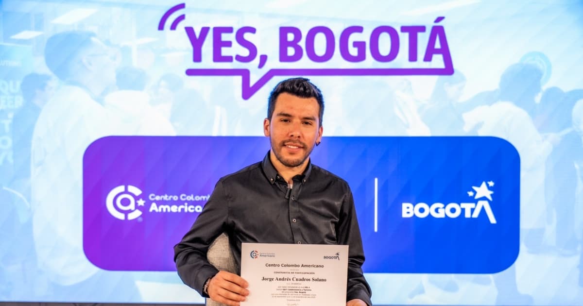 Foto de un joven con su diploma de graduación del programa 'Yes, Bogotá'