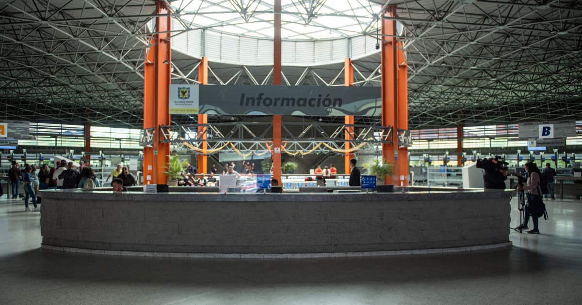 Foto de un funcionario ayudando a un ciudadano