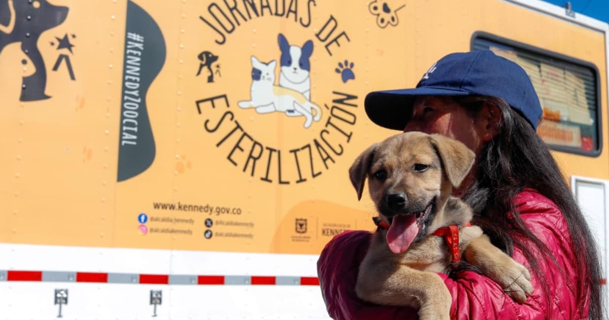 Foto de una mujer junto a su mascota en Bogotá.