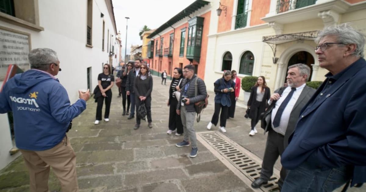 Foto de un guía turístico en el centro de Bogotá.