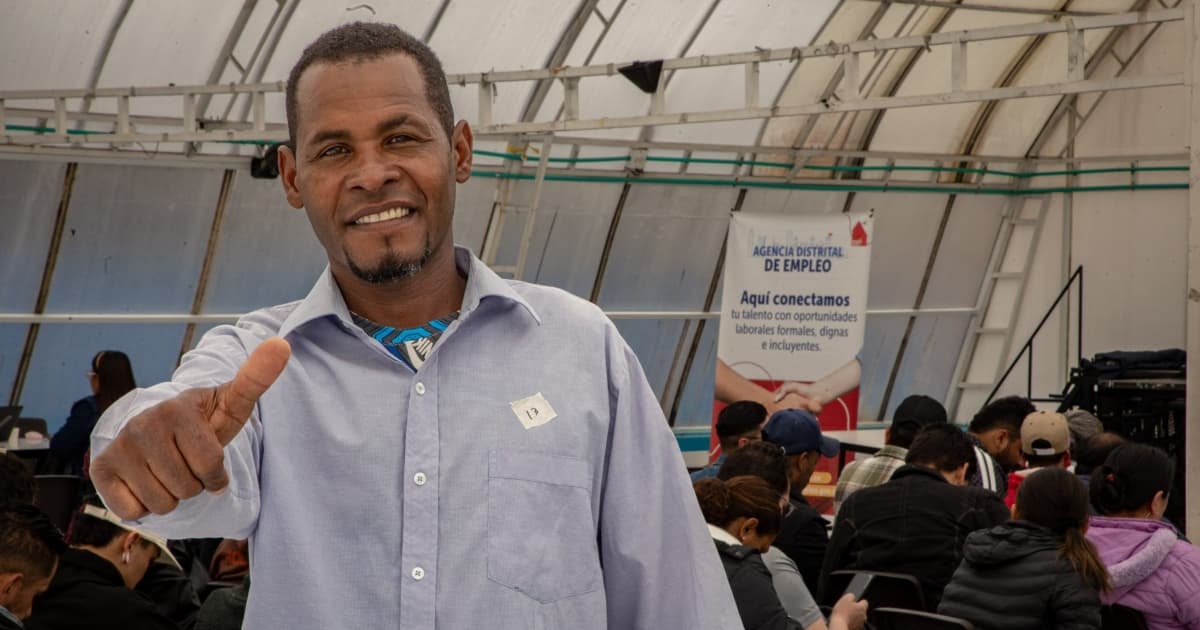 Foto de un bogotano accediendo a una de las ferias de empleo de la Agencia Distrital de Empleo de Bogotá