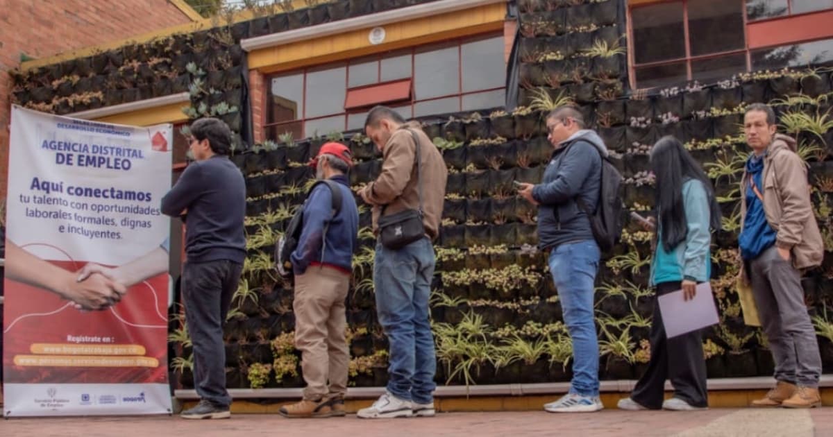 Foto de bogotanos y bogotanas accediendo a servicios de la Agencia Distrital de Empleo.