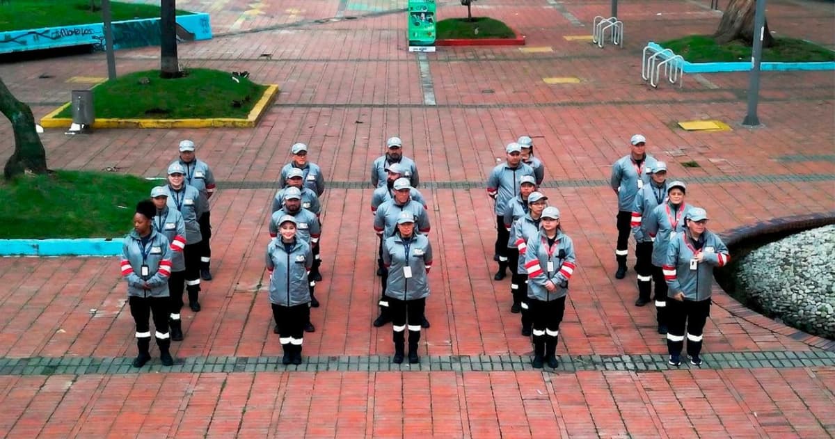 Gestores y gestoras del orden formados por filas.