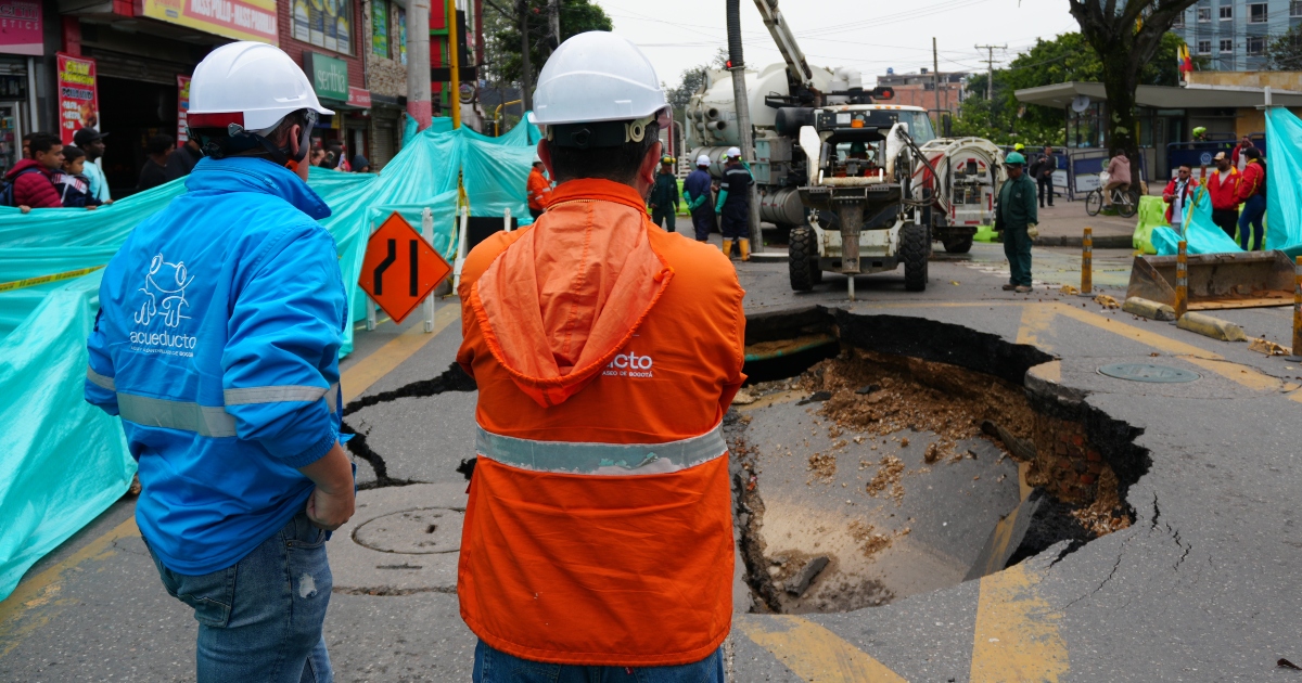 Foto que muestra trabajadores del Acueducto de Bogotá 