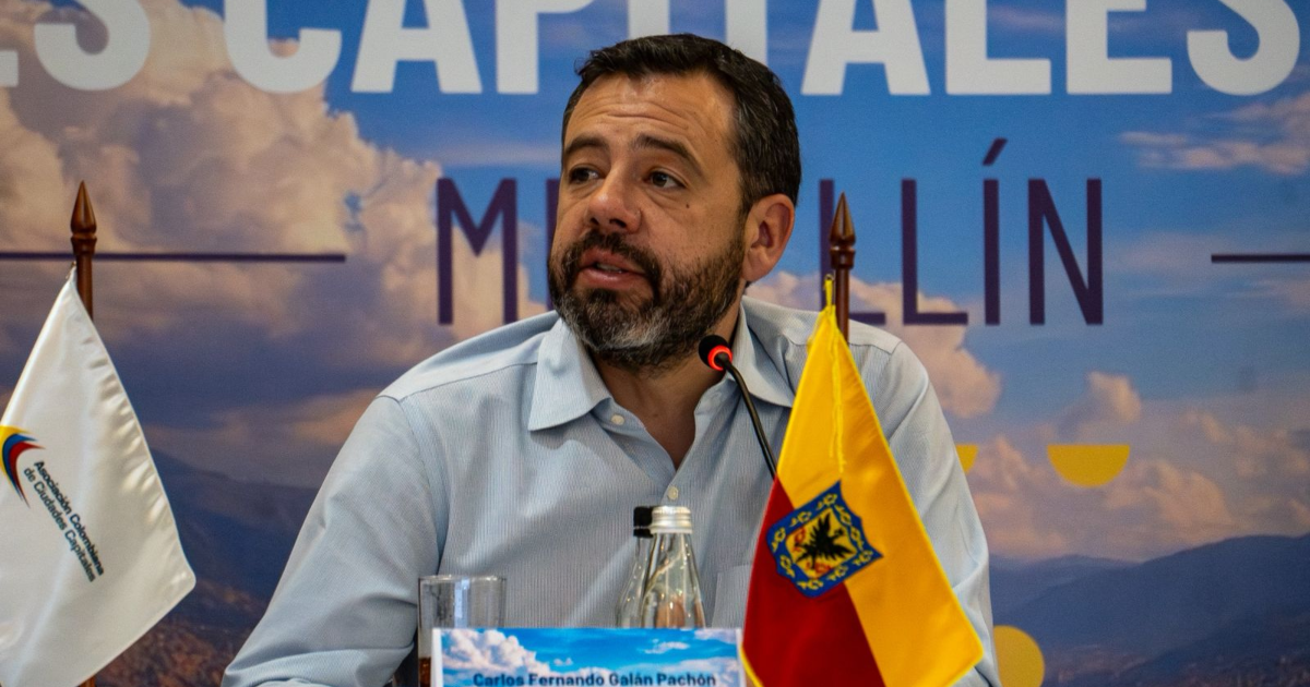 Imagen del alcalde Galán hablando de Asocapitales