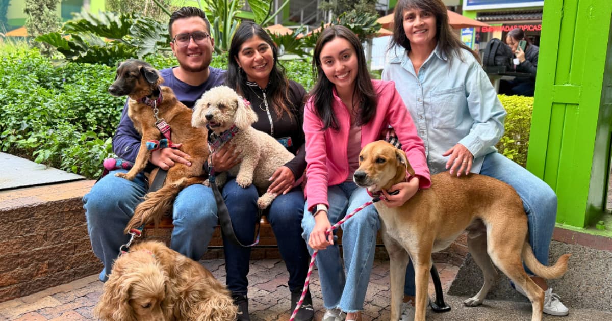 Familia con sus animales de compañía 
